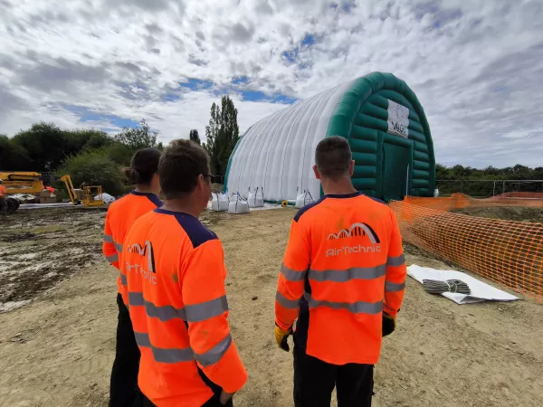 Service équipe ingénieurs instlalation hangar gonfalble pour chantier de dépollution