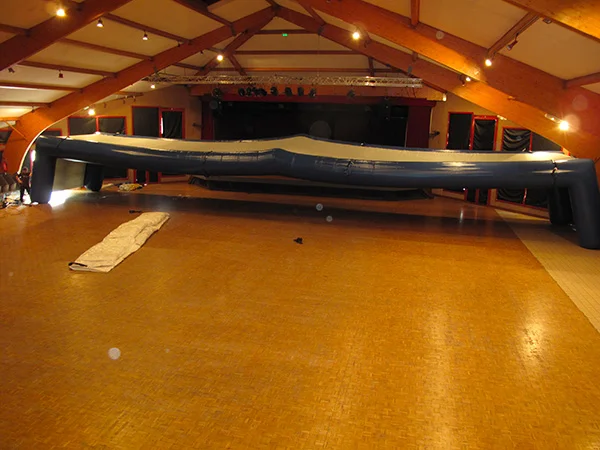 Un hangar gonflable bleue
